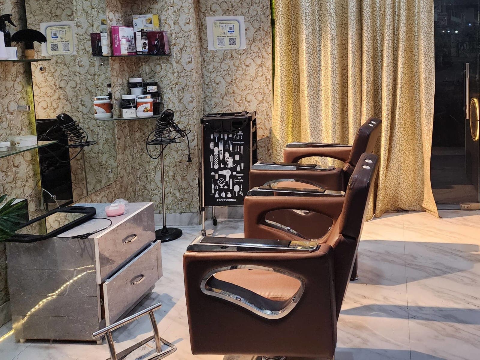 Glow Beauty Saloon in Prayagraj